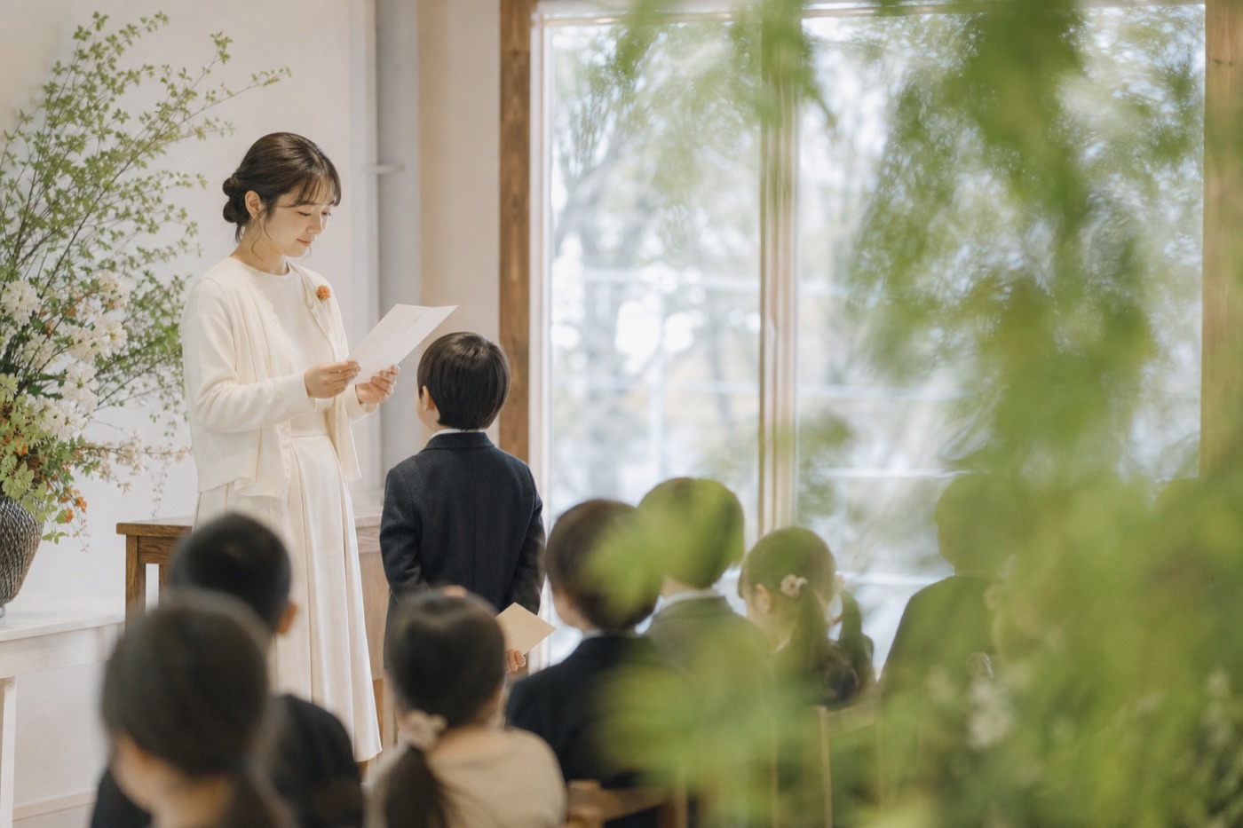 卒園の日に、お母さんからの手紙を朗読する場面のイメージ